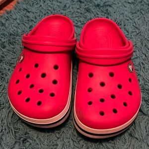 Red crocs w7 m6